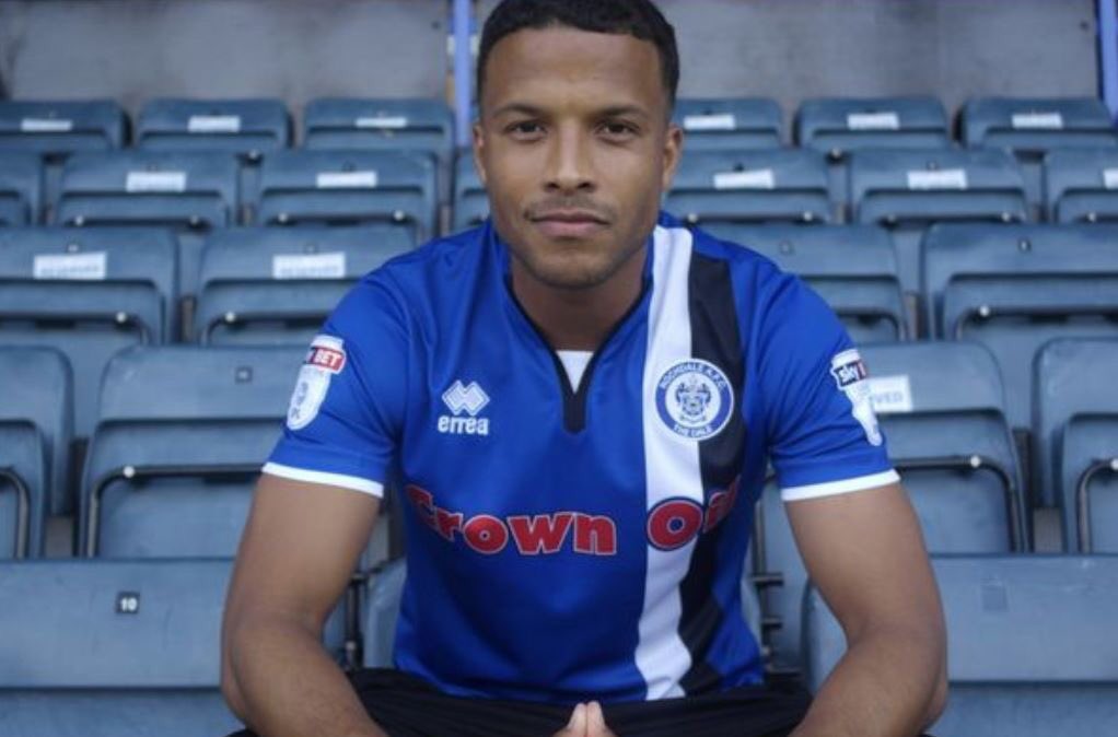 TheFLZone's tweet photo. Rochdale have brought on Joe Thompson who was told he probably wouldn't live after being diagnosed with cancer.

He beat cancer... Twice!

This is why we love football. 👏👏 #rafc #EmiratesFACup https://t.co/hBMcatDgQ9