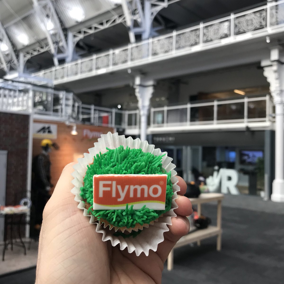 FOUR more cool things from @GardenPresEvent today: Personalised Terracotta from @woodlodge_uk, The Eco @CoffeeLogs, Functional Water Butt @RWT_Water_Butt and a tasty, yet priceless cupcake by #Flymo !