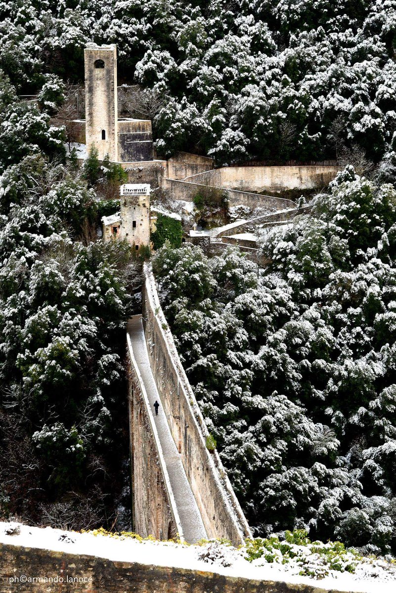 loveumbria's tweet photo. Goodnight gift for all #UmbriaLovers out there ⭐
Wonderful shot by A.Lanoce
My #hometown #Spoleto ❄
Towers Bridge and Fort of the Mill
Umbria 💚 https://t.co/hAhtT6XDWk