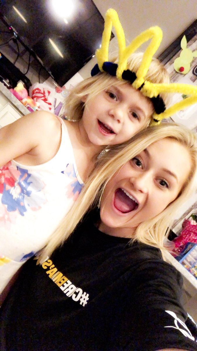 SarahMossett's tweet photo. A huge thank you to everyone who stopped by today at lunch to write this sweet little girl a note, it means soooo much to both myself & her family๐๐ Please continue to send lots of prayers & love to sweet little Emma โบ๏ธ๐ #emmastrong #prayersforemma #cancersucks https://t.co/pFqluV0OAk