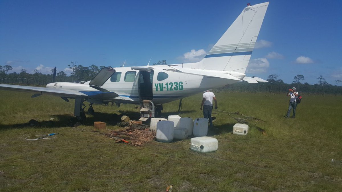 AntiBotsHN's tweet photo. 🛫 Mientras acontecida detención de #RosaElenadeLobo, #NARCOS aprovecharon cortina de humo para realizar tráfico de Drogas en #Warunta #PuertoLempira donde todavía se encontró una avioneta a la 1 y 35 PM, con 12 Kilos de Cocaína y Lps. 2,118.00.
Esta es la 5ta avioneta en 2 meses https://t.co/i8Bd8F3p0L