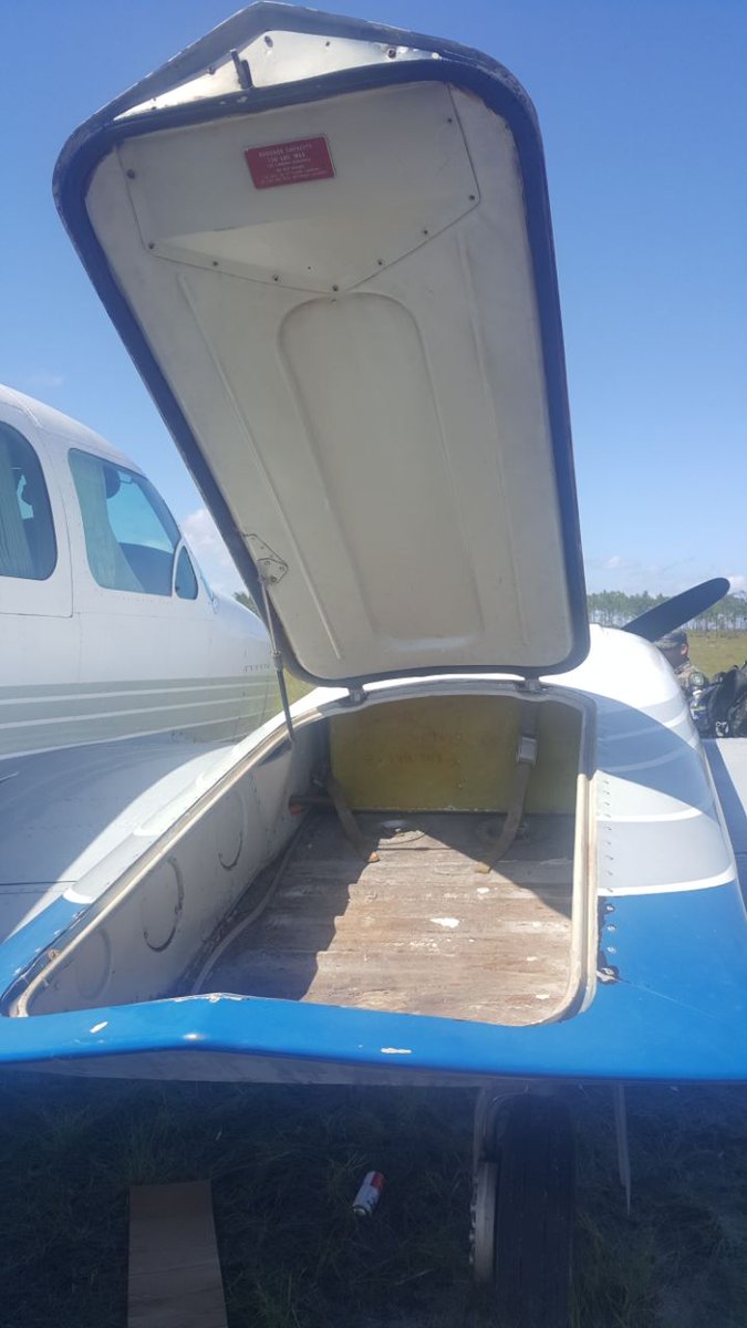 AntiBotsHN's tweet photo. 🛫 Mientras acontecida detención de #RosaElenadeLobo, #NARCOS aprovecharon cortina de humo para realizar tráfico de Drogas en #Warunta #PuertoLempira donde todavía se encontró una avioneta a la 1 y 35 PM, con 12 Kilos de Cocaína y Lps. 2,118.00.
Esta es la 5ta avioneta en 2 meses https://t.co/i8Bd8F3p0L