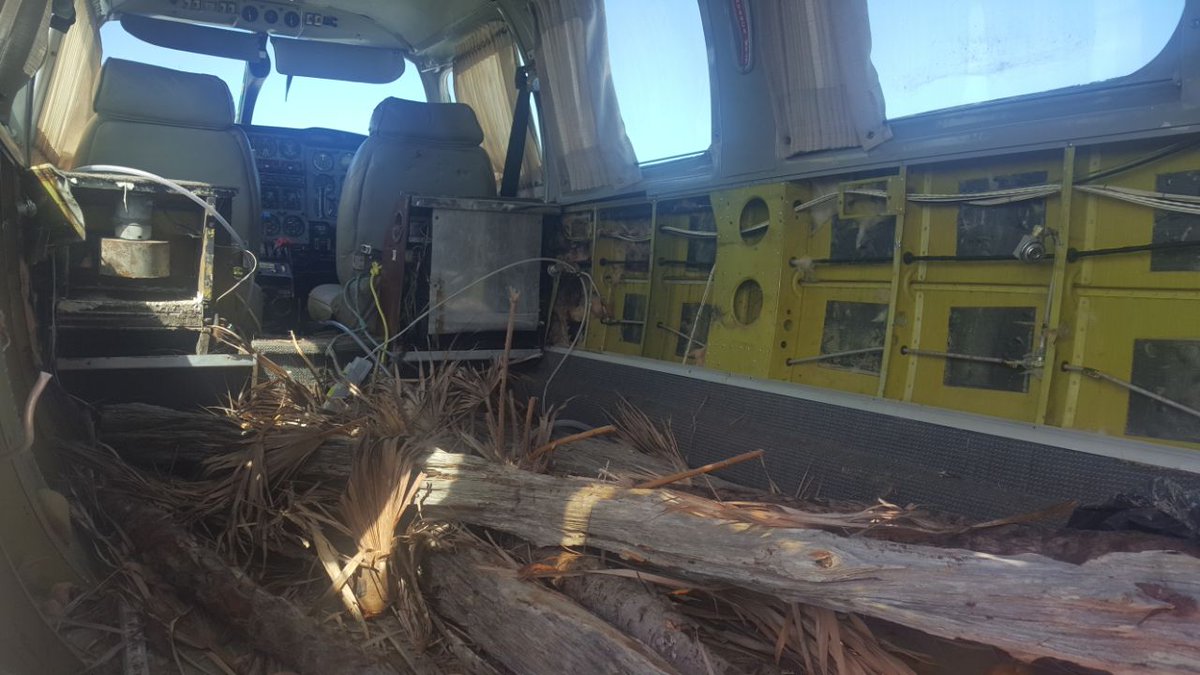 AntiBotsHN's tweet photo. 🛫 Mientras acontecida detención de #RosaElenadeLobo, #NARCOS aprovecharon cortina de humo para realizar tráfico de Drogas en #Warunta #PuertoLempira donde todavía se encontró una avioneta a la 1 y 35 PM, con 12 Kilos de Cocaína y Lps. 2,118.00.
Esta es la 5ta avioneta en 2 meses https://t.co/i8Bd8F3p0L