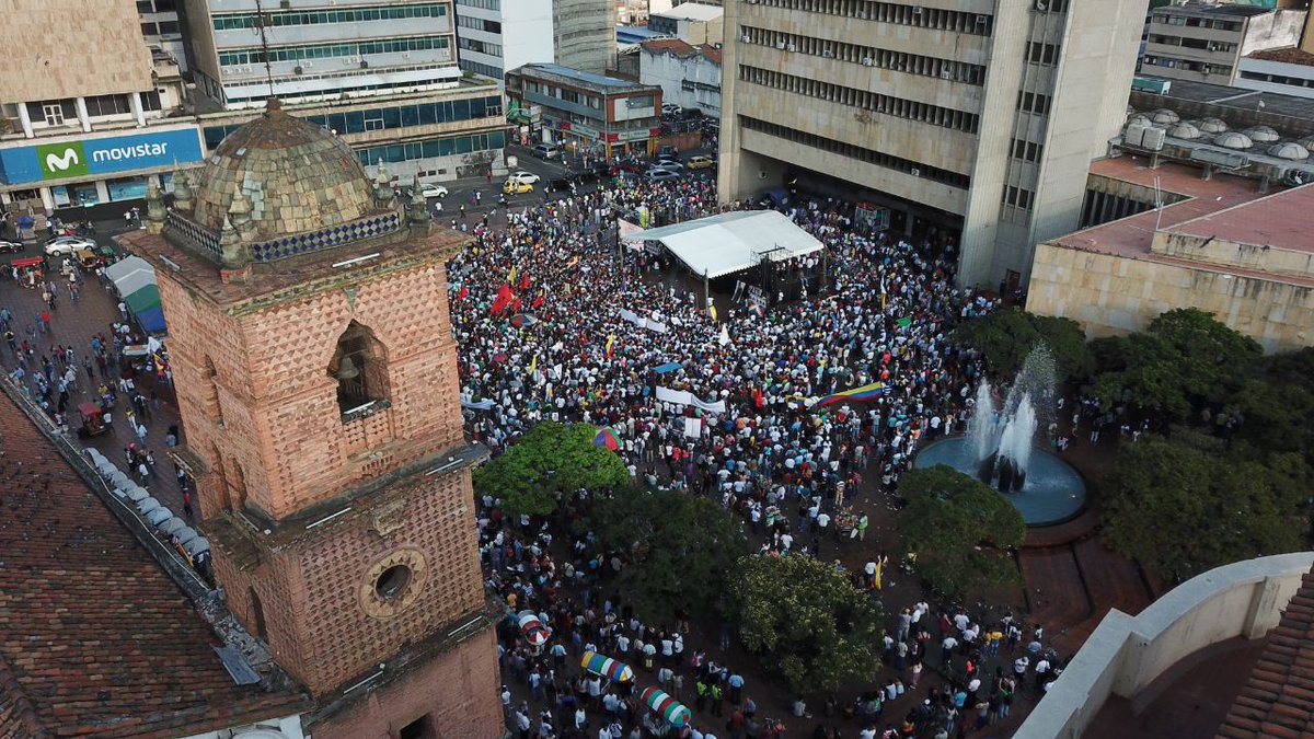 petrogustavo's tweet photo. Hay cosas que emocionan el alma. El amor, el saber. Una plaza llena de pueblo lista para cambiar el Poder, la injusticia, la Tiranía. Que viva la Colombia Humana, Cali. https://t.co/iy03IkBJI7