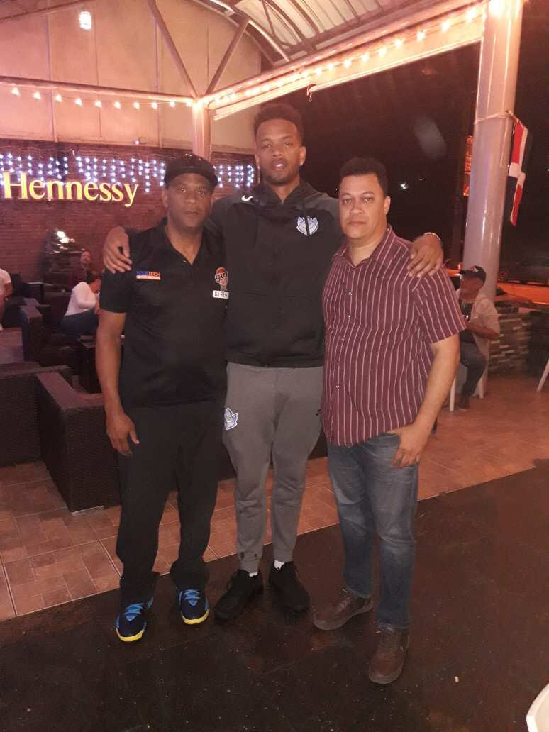 GUGclub's tweet photo. #supite‼️ Llegó Adonys Henriquez , quien fue recibido por nuestro Director de Deporte Osvaldo Almonte y el señor Ariel Bautista  para unirse a los Barrio Boys con miras al XXXVIII Torneo Superior de Santiago. #tamocompleto 

#clubGUG  #lanuevaeradelGUG #barioleña #abasaca https://t.co/Zz2iTT1tDK
