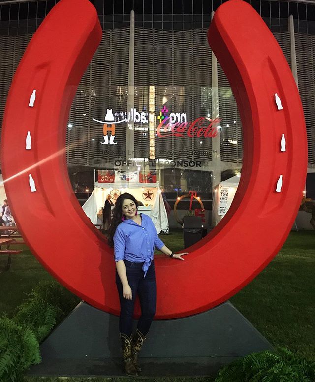ValAroundTown's tweet photo. As a Texas gal there are some things you just can't miss and #rodeohouston is one of them! Cheers to rodeo season! 🥂#txgal #texasgirl #rodeofashion #gotmybootson #bloggerstyle #rodeotime #fablatinos #houstonlatinabloggers https://t.co/1y7KYHIxAY https://t.co/x6Gj6k5Fl2