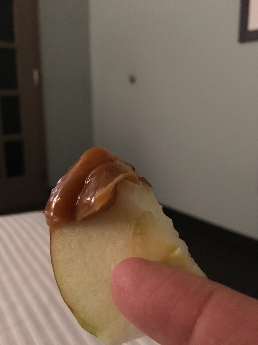 Mel7Labrador's tweet photo. This is the worst combo ever....... #nostarstonight #apple #newestaddiction #inlove #hotelsnacks https://t.co/1AhoZ5WKL4