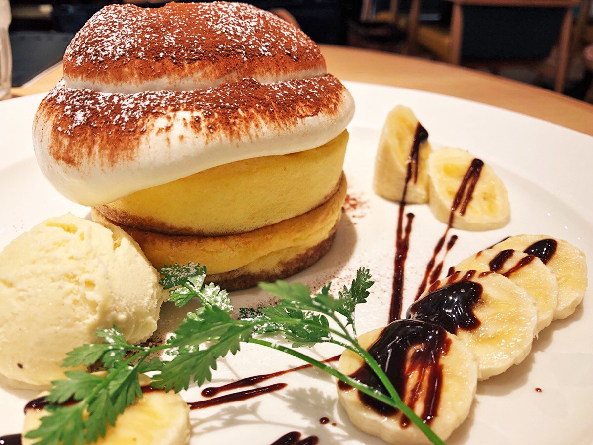 muni_gurume's tweet photo. 【グラウンドアッシュ】
@池袋

ふわふわなスフレタイプのパンケーキを食べられるお店。
ナイフを入れるとまるで空気を切っているかのような柔らかさ✨
一番人気��「ティラミスジェラート」パンケーキは、大量の生クリームとティラミスのフレーバーの相性が最高です🎶 https://t.co/nrT4FySFpI
