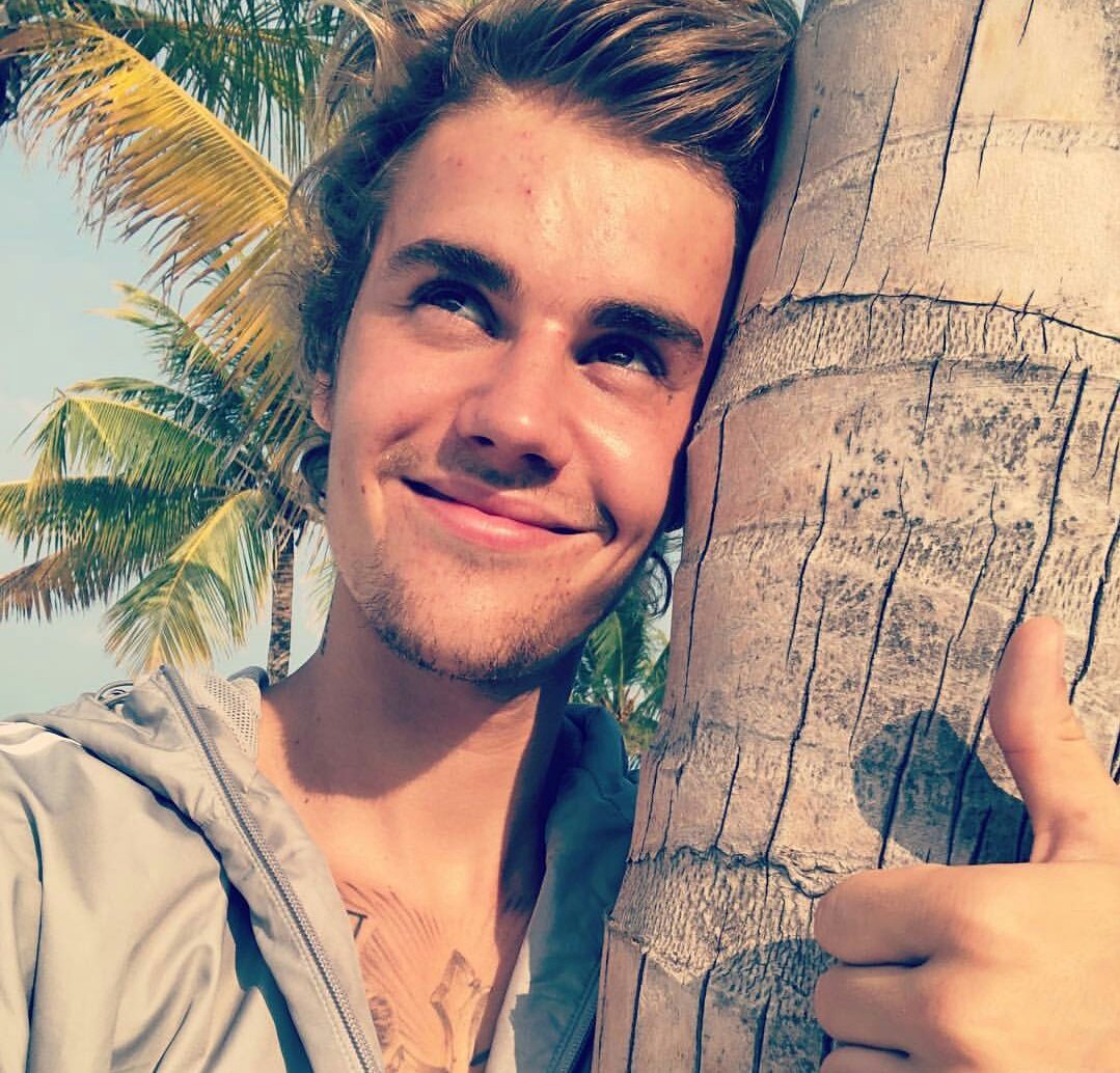 LaColaDeBieber_'s tweet photo. Por un año con más sonrisas como todas éstas
#HappyBirthdayJustinBieber https://t.co/4MrhKlhSSB