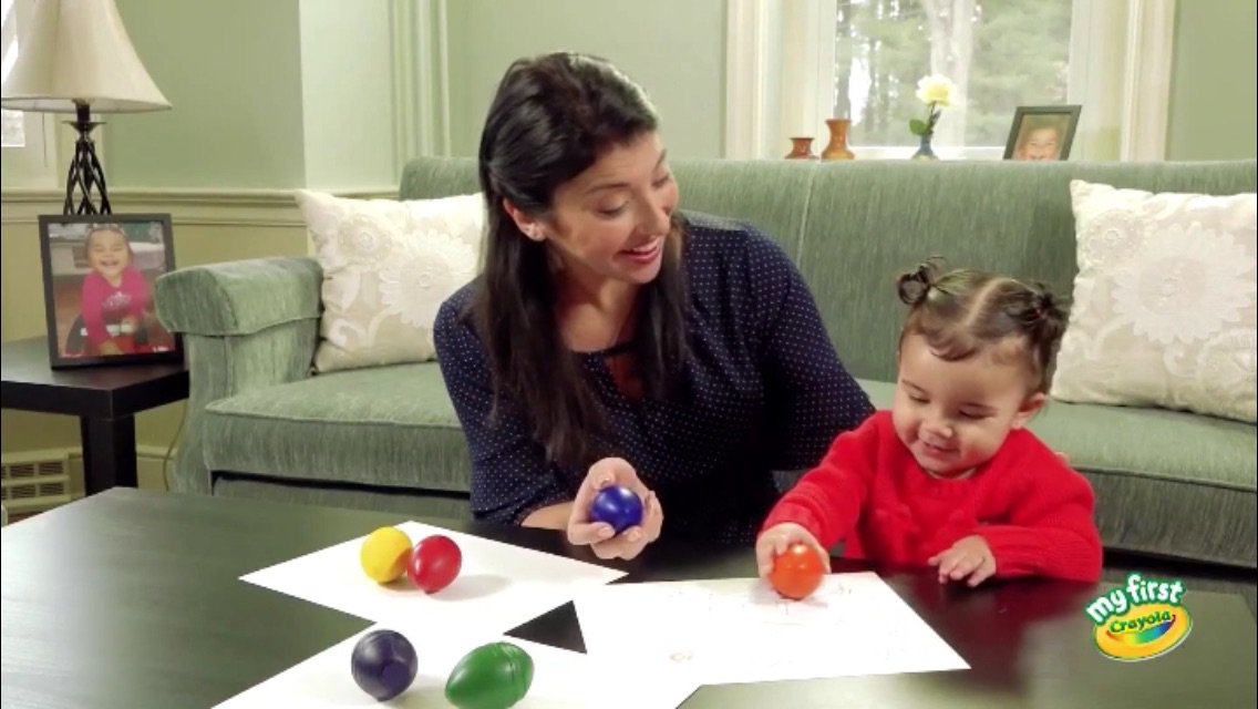 HilaryRusso's tweet photo. Color my world! Thanks @Crayola &amp; @FirstGenCom for letting me play with the most adorable kids &amp; get my hands dirty in the creative process! #oncam #playmom #crayola #myfirstcrayola  VIDEO: https://t.co/BQp0mLwZmU https://t.co/wwudWWW9b3
