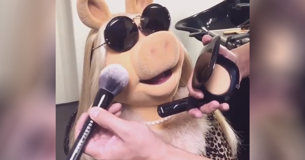 mt16_10's tweet photo. BTS glam on Miss Piggy. Makeup by @HungVanngo using Marc Jacobs Beauty for #LOVEMuppets by Rankin. #Entry - https://t.co/tKChy6cVuT https://t.co/AfSK8bajdt