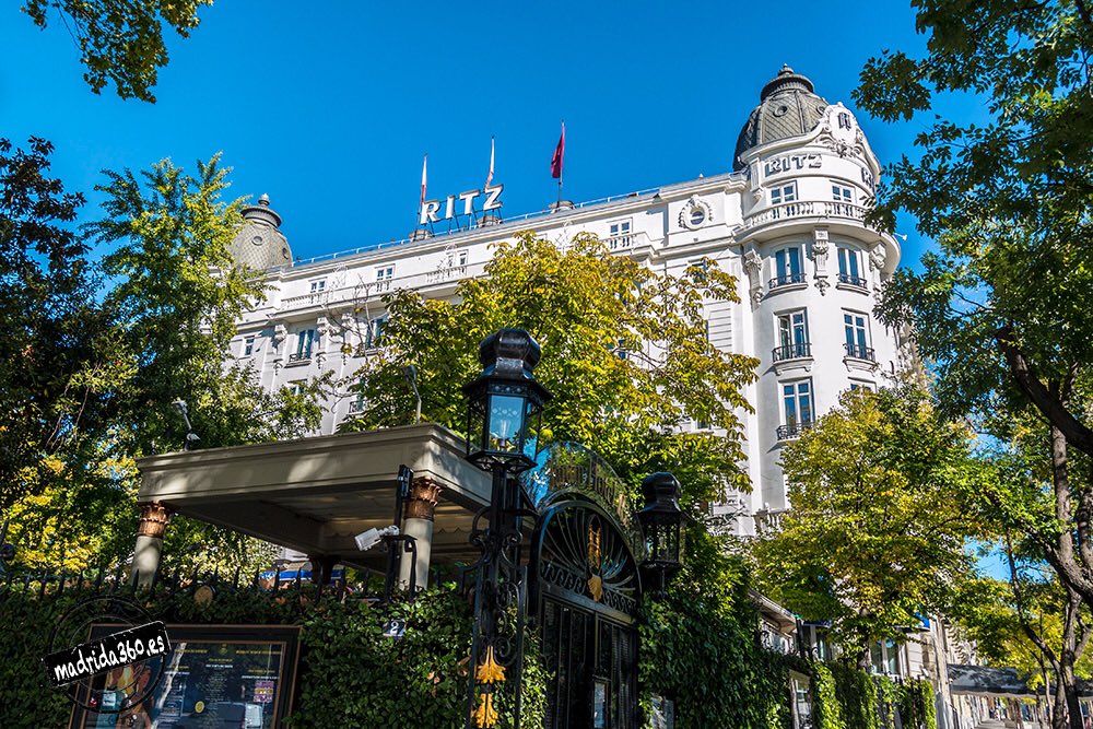 Hoy cierra por un largo tiempo uno de los hoteles más emblemáticos de Madrid, el @HotelRitzMadrid. Así que hoy #apagamoslasluces y nos despedimos desde este lujoso lugar. Hasta mañana. https://t.co/7ThvWY1fXs