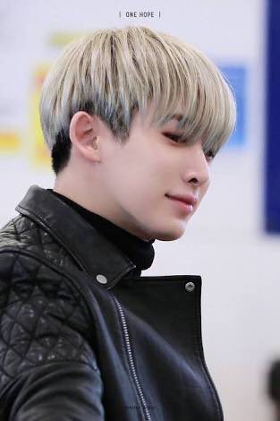 meilovekpop's tweet photo. 생일 축하해요🎂🧡
정말 사랑해🐰💕✨
#WONHO
#WONHO0301DAY
#WONHORABBITDAY https://t.co/gDDPaltwBG