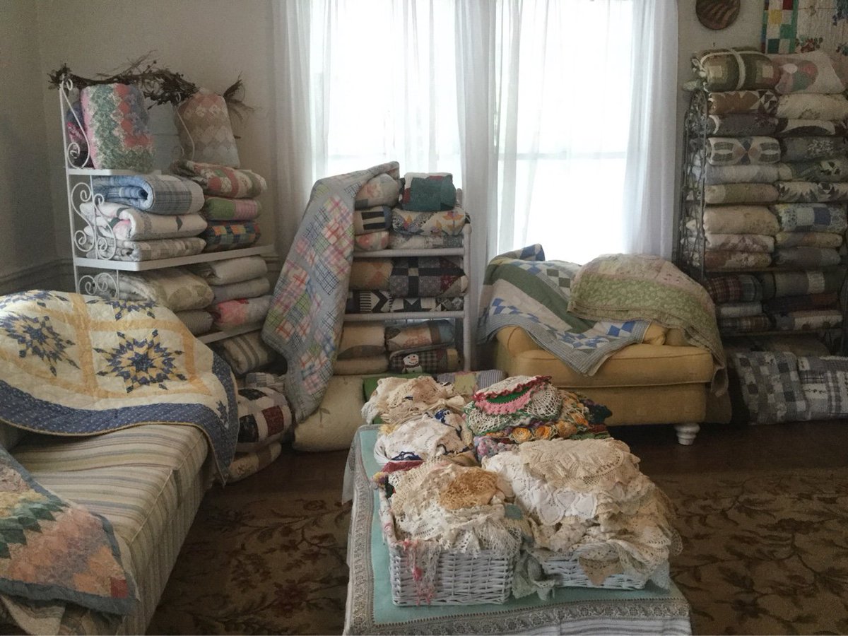 Quilts!!! Quilts!!! Quilts!!!
We have tons of new arrivals here at the White House. 
The picture features our full/queen room!!