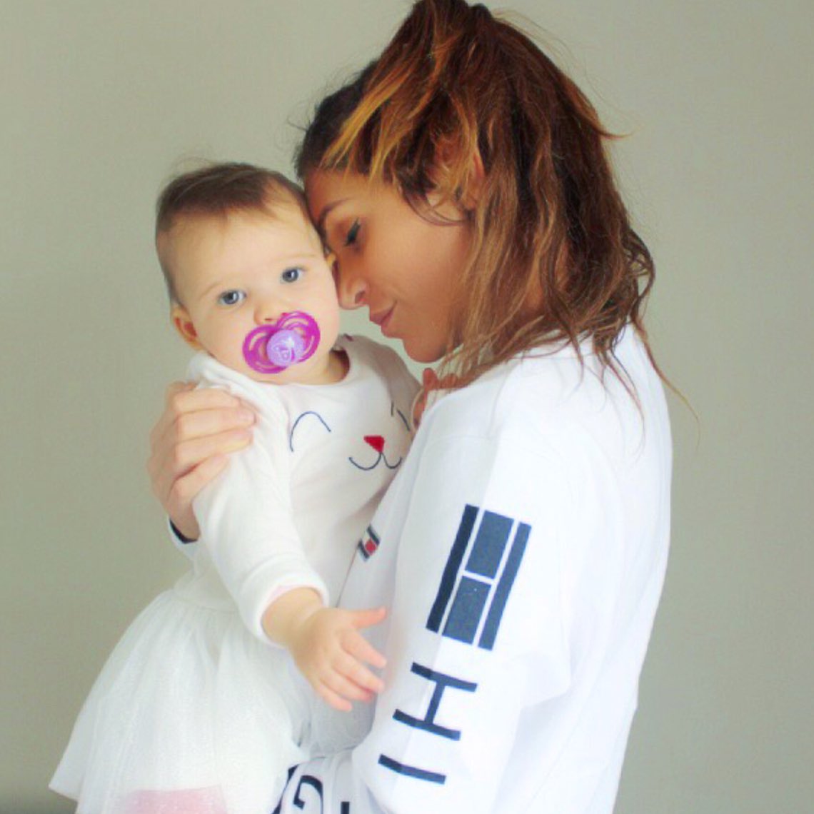 JuliaActus's tweet photo. Aujourd’hui ; 1er Mars 2018, Luna fête son premier anniversaire... Sa première année de vie. Bon anniversaire à elle ! ✨ @OffJuliaParedes tu peux être fière de la maman que tu es. 😘 https://t.co/qKIxS5SHcg