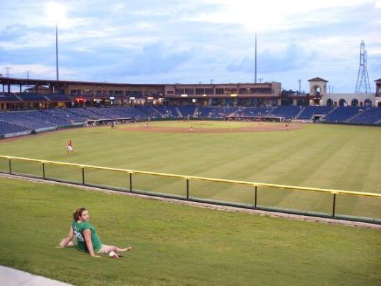 BobMarsdale's tweet photo. There are more people at the bar than in the stands watching your team.  #BadSpringTrainingSigns https://t.co/yKetUG9Zv0
