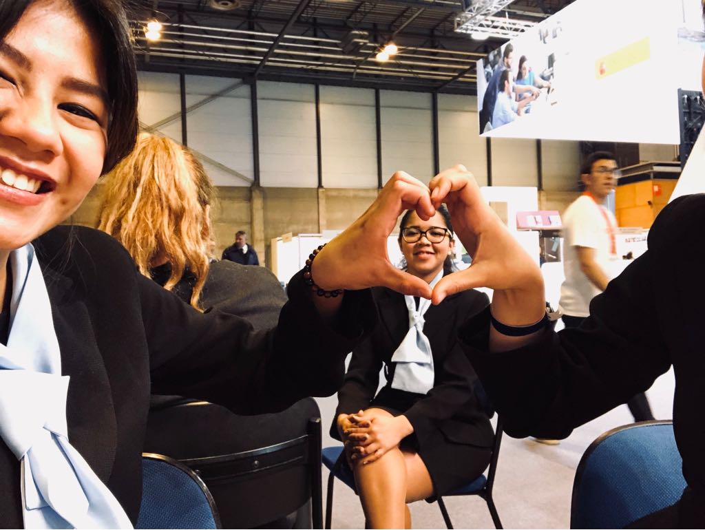 allyssa_isla's tweet photo. Primer día de Aula en la Feria de Madrid! Y todo gracias a nuestra querida y gran profesora @CharoRosell lo repito y lo vuelvo a repetir, qué gran oportunidad nos brindas en cada práctica! ❤️😄😘 A por esto y mucho más. #practicas #Aula18 #oportunidades https://t.co/rCpIC9xPjd