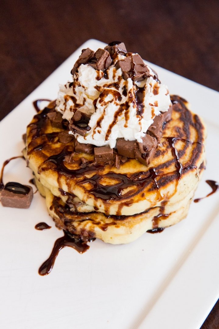 Aquele momento que nosso ❤ até para de bater! Quem também acha que chocolate nunca é demais?! 🙈🍫 Podemos terminar o dia com uma delícia dessa? #BrouneBrasil #dessert #delicious