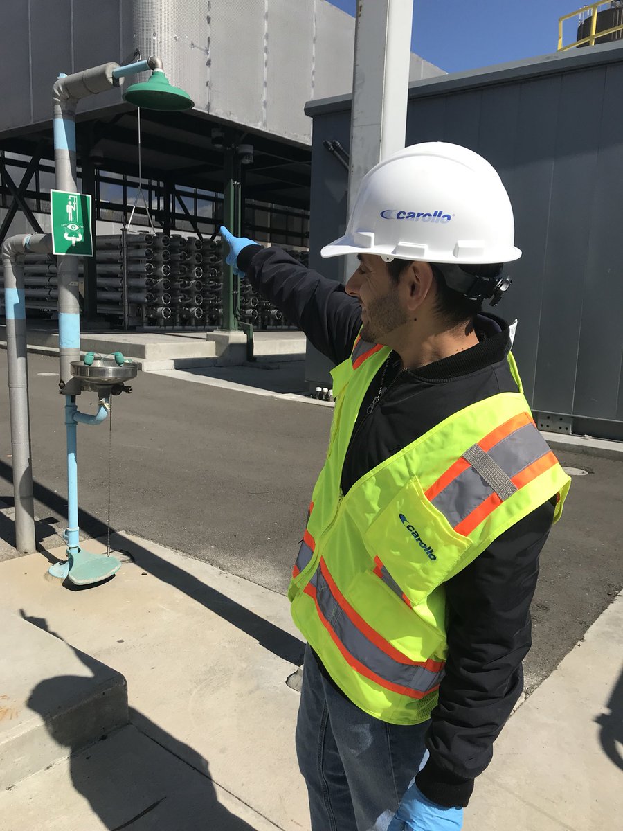 LeneydeChavez's tweet photo. Bumped into this great guy while touring @LACitySAN Terminal Island Water Reclamation Plant - honored to find our awesome engineers out in the field! 💦💧💪🏼 https://t.co/ifq9LEYfjq