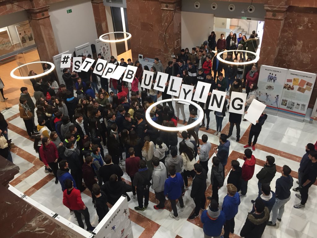 antoninavarro's tweet photo. Dirigida pel grup de teatre @ComQuedem 🎭i amb la col.laboració de tot l’alumnat participant a la #Csada18 hem tancat la #Castellonada18 amb una #Flashmob contra el #Ciberassetjament i pel #StopBullyng 👉📵#CsCEFIRE https://t.co/T0zkrXHsZO