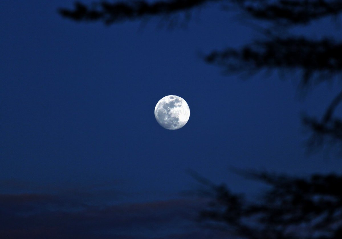 mzwrite's tweet photo. Night light. #franconianotch #nofullmoon @StormHour https://t.co/svPkrLizhw