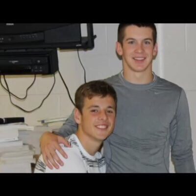 yzzi772's tweet photo. Happy birthday bruthaaaa. Hopefully u celebrate better than we did in the 3rd pic😂🎉🍻@Steven_Dietz https://t.co/wRg3Nx8Bi7