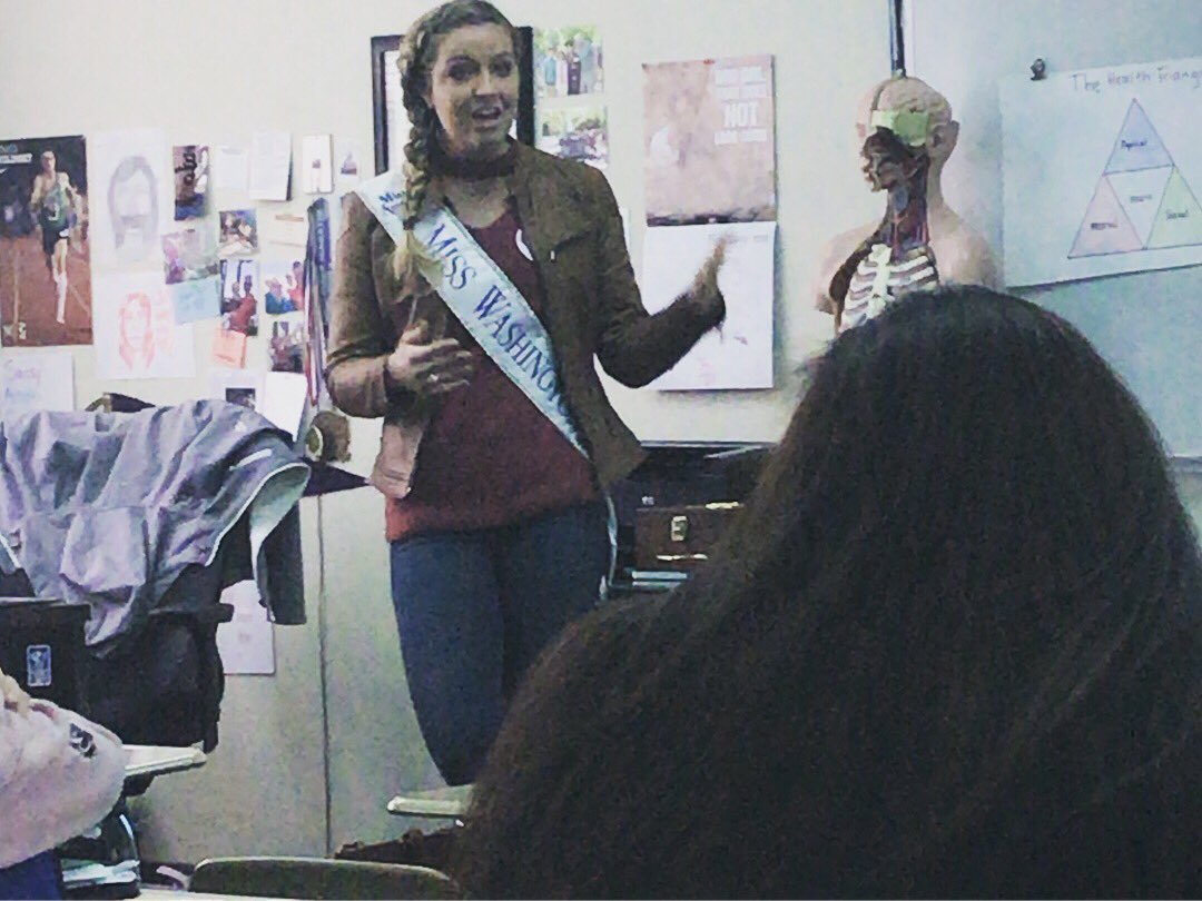MissAmericaWA's tweet photo. Hanging with the cool kids today at Oakland Bay Junior High 😎😎 today was the first day of my school tour & we had so much fun!! 📚📙✏️ can’t wait to meet all the other teeny pops of Washington! 🌲🌲 what school do you go to?! I wonder if it’s on my tour!! 🤗 #DoStuff #MissWA https://t.co/9V8ivz4t5e
