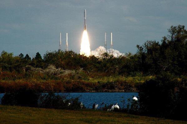 Spyder_Webb's tweet photo. #DidYouKnow this cool #PlutoFact?
@NewHorizons2015 launched in 2006 (the same year as @twitter was launched) & flew by #Jupiter (#OnThisDay) in the same year the 1st #iPhone was launched!
#NewHorizons #PlutoFlyBy #Pluto #space #astronomy #cosmos #SolarSystem #universe #2014MU69 https://t.co/mZvtUjcO94
