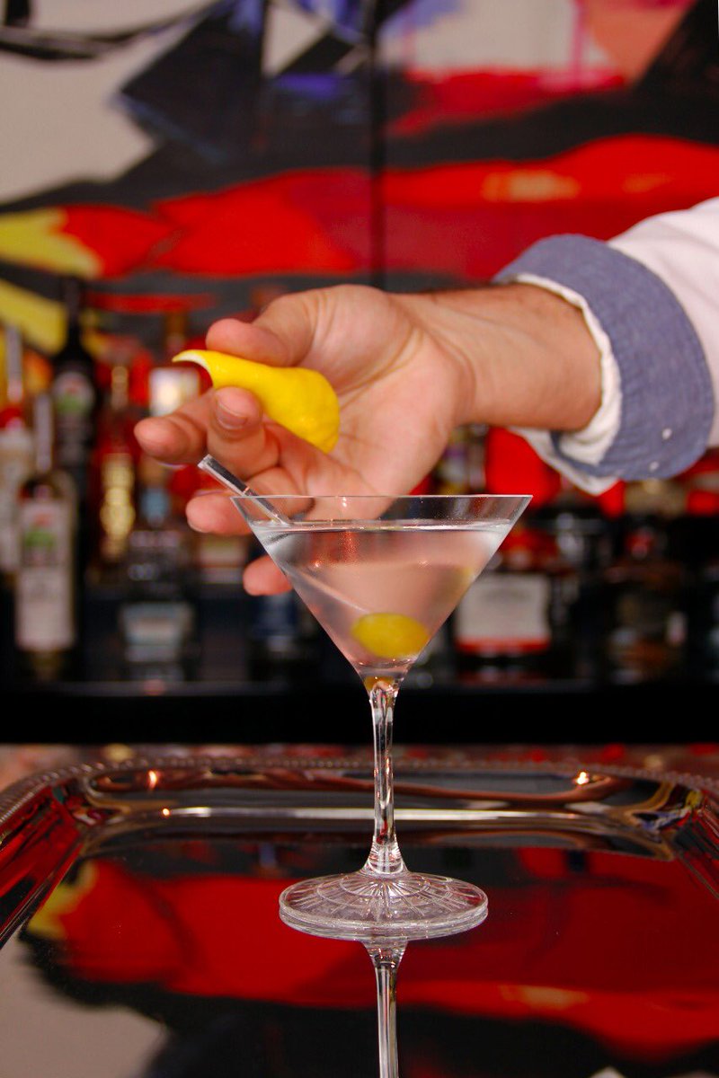 DryMartiniMx's tweet photo. Un twist de limón es el último toque para la perfección 

#DryMartini #DryMartiniMX #SLP #SanLuisPotosi #JavierDeLasMuelas https://t.co/8eoX3JRZSY