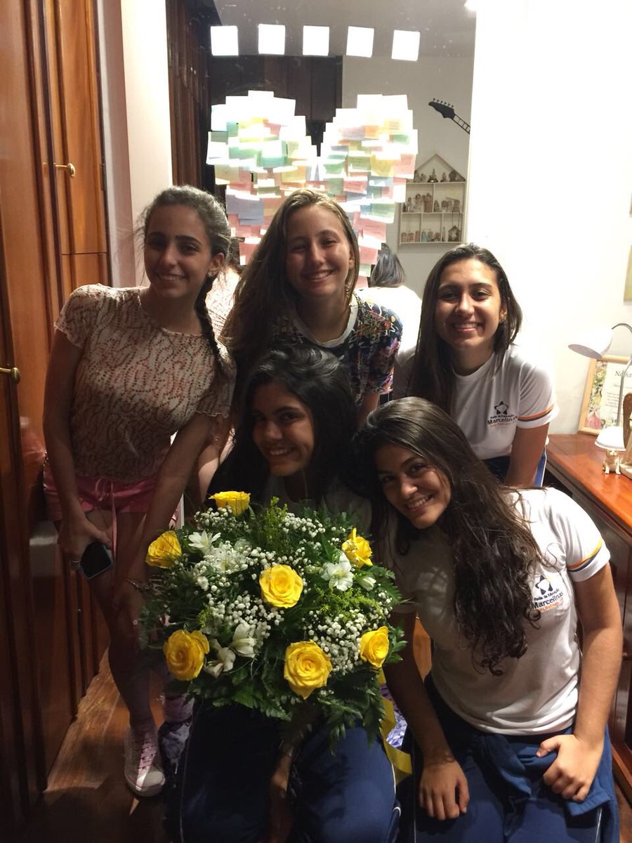 nathycaixetaofc's tweet photo. Dia 03/03 é meu aniversário. Esse ano mudei de colégio e tava muito chateada pq não ia passar meu dia especial com elas. Mas é aquele ditado né, a distância não significa nada Qnd alguém (ou muitos alguens rs) significa tudo ❤️ amo vcs, não mereço nem metade disso tudo! https://t.co/zlzEmFNRAm