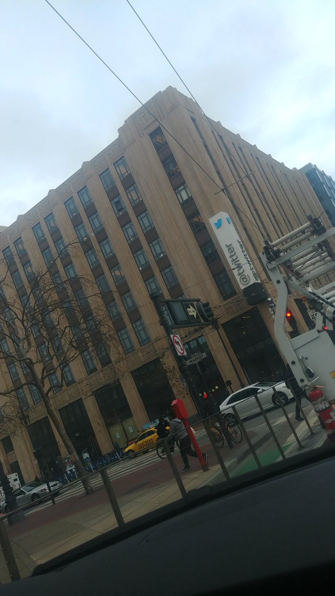 KyleTheGoldfish's tweet photo. When in San Fran, why not go past the @Twitter headquarters! https://t.co/LeeyIexWij