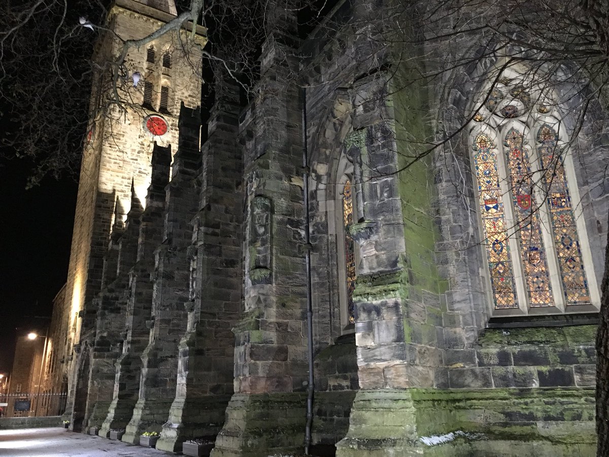 GoCapercaillie's tweet photo. St Salvator’s Chapel is all the more special on a snowy night in #StAndrews | #stsalvatorschapel #universityofstandrews #fife #snowday2018 https://t.co/F6Ldx8vkYg