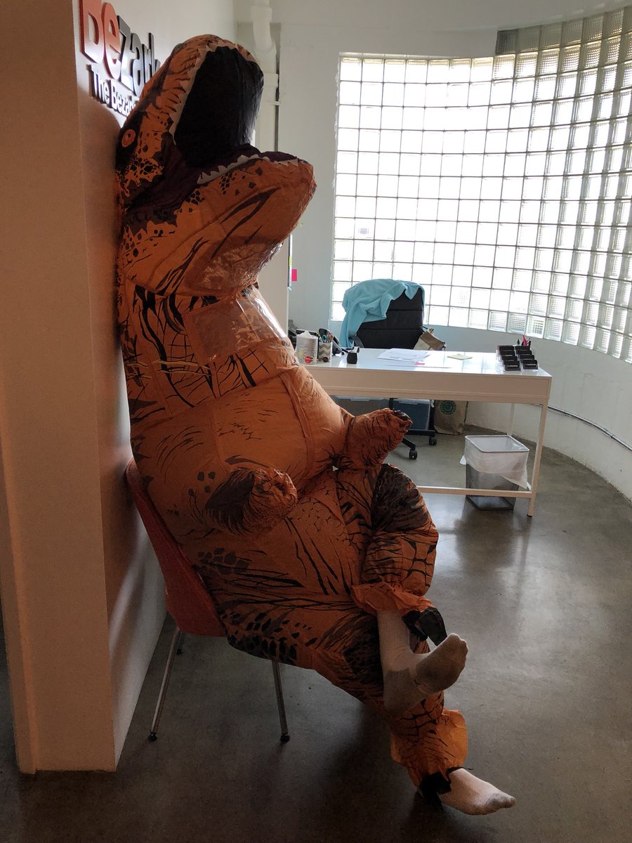 Bezarkco's tweet photo. New office intern. #alreadyonbreak #soentitled https://t.co/lgn9eFAvDr