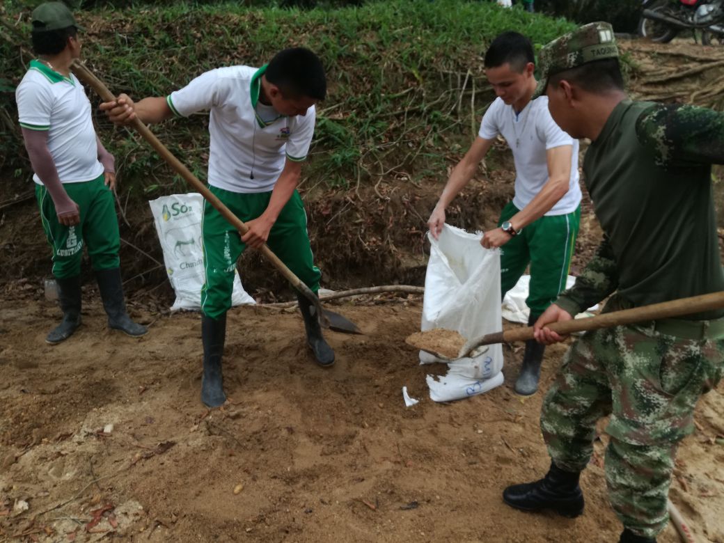 Ejercito_Div6's tweet photo. #SoldadosHorus #Baeev19 trabajan con estudiantes de IE Jorge Eliécer Gaitán de Lusitania @puertoricocaque para mejorar el centro educativo. https://t.co/29QYH6jNSC