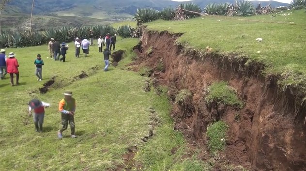 RedGeoChile's tweet photo. INTERNACIONAL 🌎| Falla Geológica continua extendiéndose en Cusco, Perú

La falla geológica aumentó de longitud en la provincia de Chumbivilcas causando temor en los pobladores. Las autoridades evalúan su reubicación de las 60 familias afectadas.
https://t.co/i4fFyPoqwH https://t.co/cIEfoxYmYh