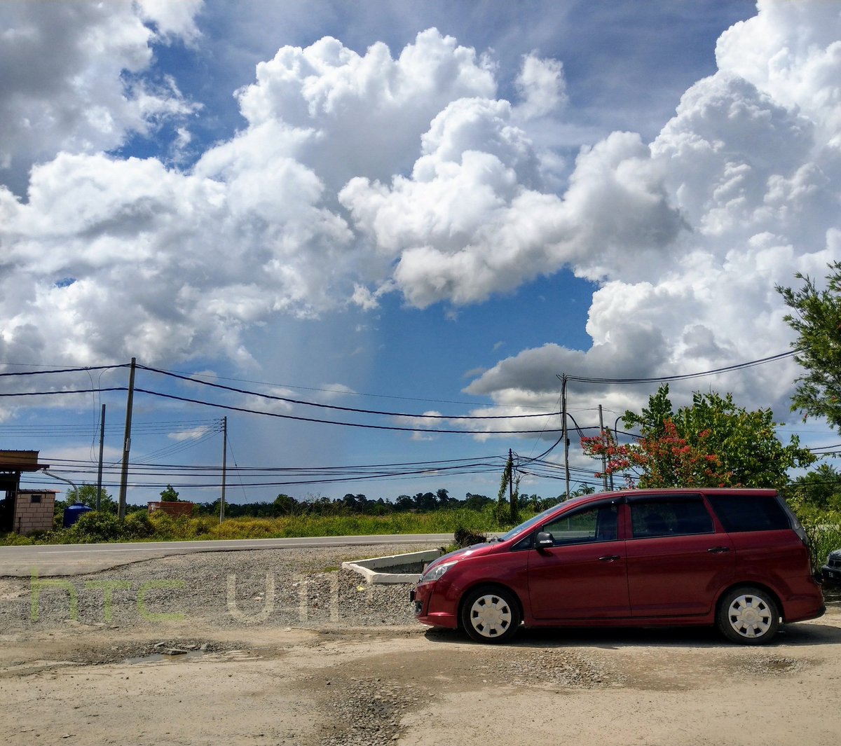 IdderesMh's tweet photo. Kenderaan yang membawa aku ke mana saja. Pernah tidur di kereta 3 malam masa di hospital. #htcu11plus #htc #exoraCFE https://t.co/0KwWIkMzuK