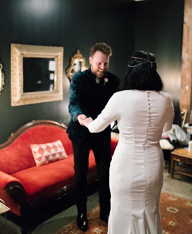 This first look reactions are always the best, a moment that will last ✨forever.✨ #OZBride @mmuudd 💕 OliaZavozina 📸 : @chelsearoc ift.tt/2CPegTu