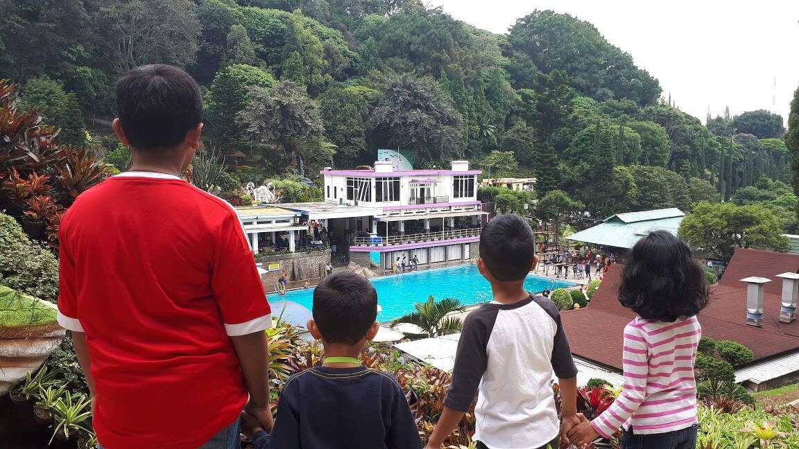 koperminipiknik's tweet photo. Good morning from Selecta, Batu 😃

Here, you and your kids can enjoy beautiful flower park, swimming pool and activities (such as flying fox, sky bike, horse riding etc). And most importantly, everything is affordable. 

#kopermini #travelblog #travelbloger #travelwithkids https://t.co/x8Ofz0TMVS