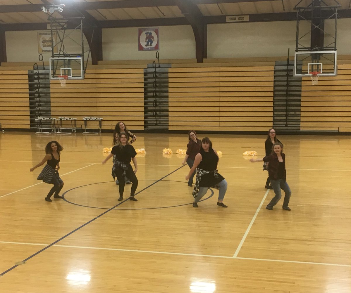 MrsDowMHS's tweet photo. Awesome performance, @MopiDanceTeam! 👏🤗💙💛 https://t.co/L87CVvh1nX