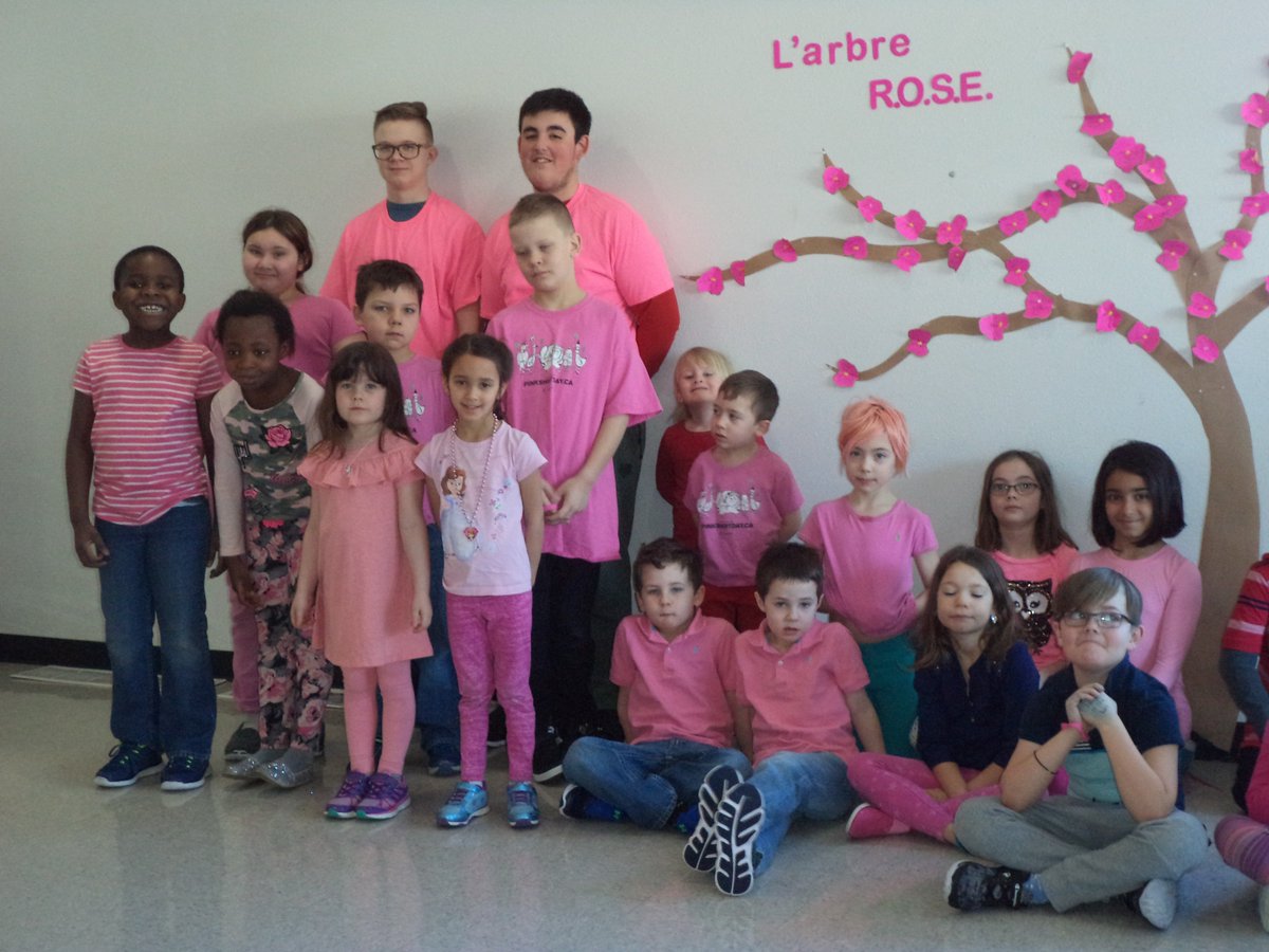 Ce matin, les bourgeons de l'arbre R.O.S.E. de l'école Sans-Frontières se sont ouverts pour révéler ce que chaque élève fera pour démontrer de l'ouverture et de l'empathie, mettant ainsi un arrêt à l'intimidation.