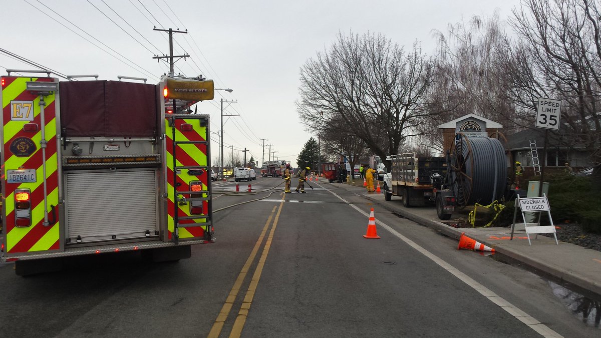 SpokaneValleyFD's tweet photo. Update...evac expanded to businesses south of Broadway. Avista crews preparing to cut into the asphalt.  Broadway closed  Pines to Wilbur. https://t.co/yuoDUyBoxZ
