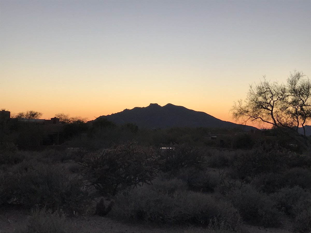 travis_blamires's tweet photo. Beautiful night in #AZ need some heat #coldhere https://t.co/BVxGpdc6yE