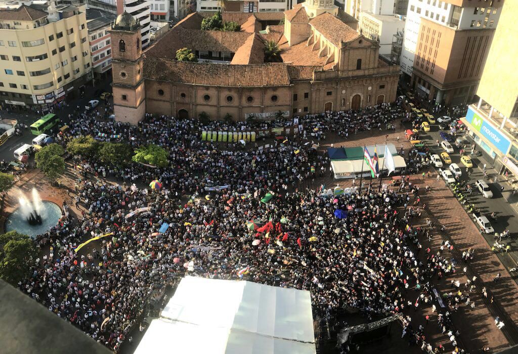 GustavoBolivar's tweet photo. #PetroEnCali por lo que se vivió hoy en Cali, puedo asegurar, sin margen de error, que si no nos hacen fraude, PETRO estará el 7 de agosto ocupando la Bodega de Nariño. ¡Viva Cali progresista!
Se sobraron hoy. https://t.co/fF7ezj8IWq