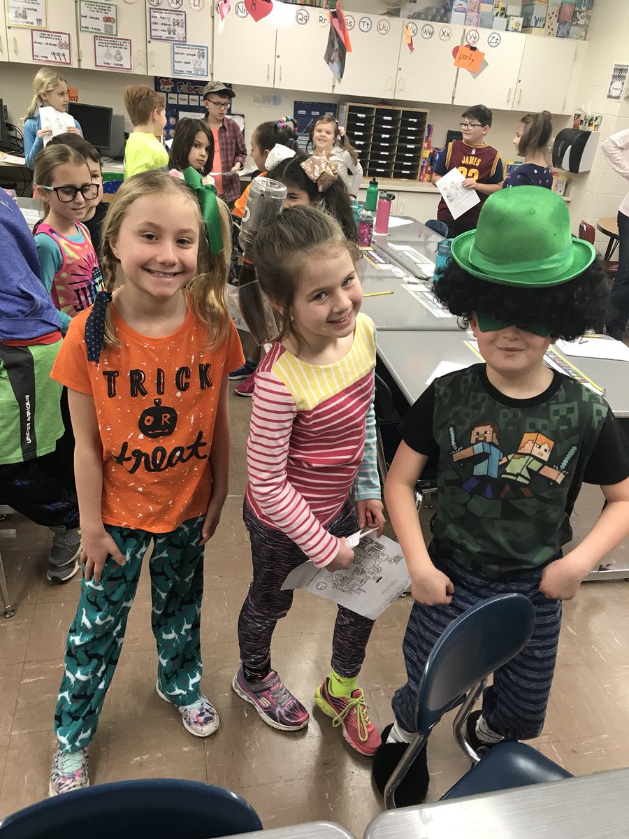 krista4137's tweet photo. Some good times on Wacky Wednesday!! https://t.co/mpqu8j9K75