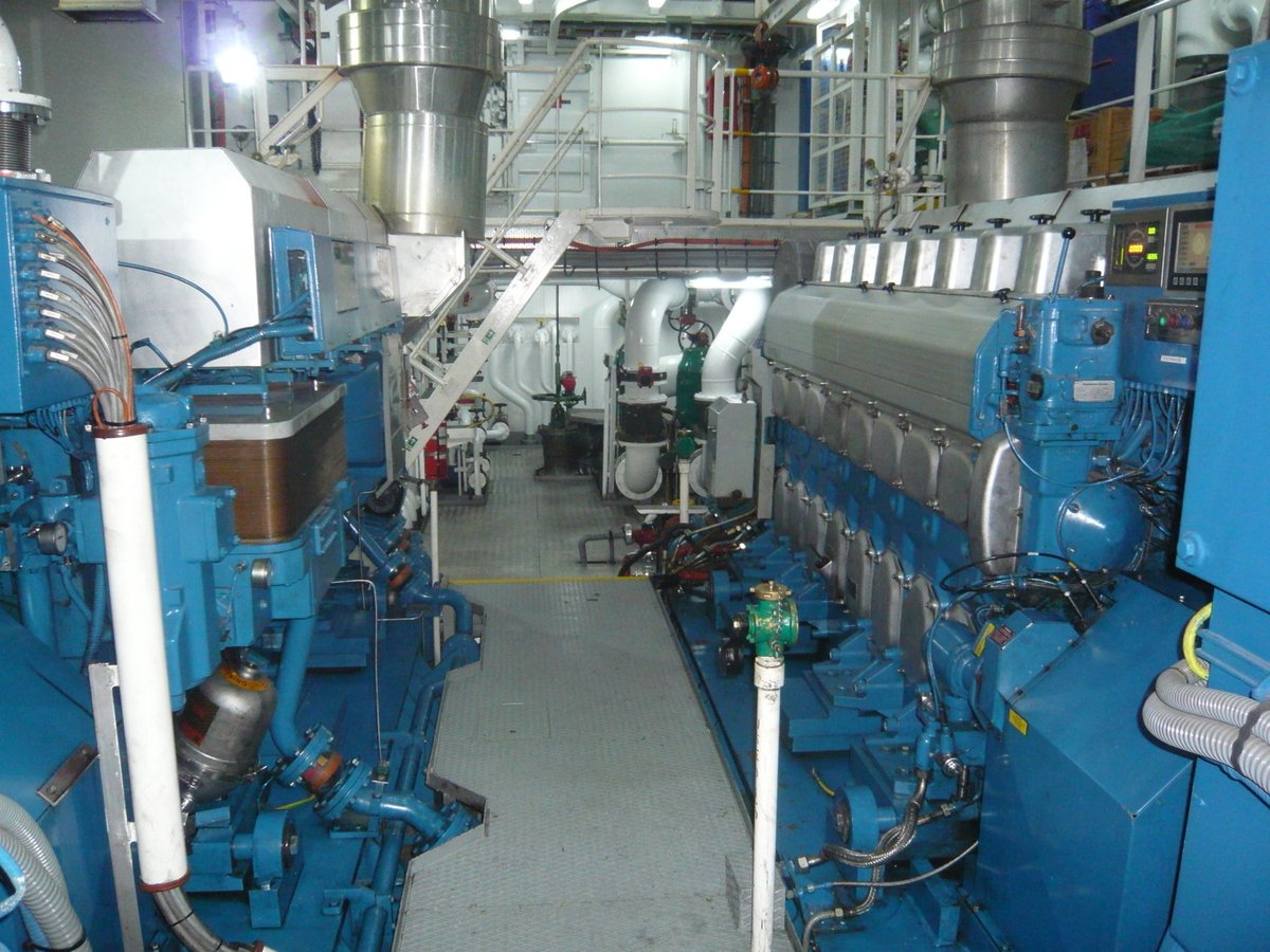 rdlarter's tweet photo. With #DY087 science program complete and @NOCnews RRS Discovery in transit back to Punta Arenas, Chile, Chief #Engineer Andy kindly took the scientists on a tour of the impressive #machinery spaces, where he and his colleagues have been working to keep everything running smoothly https://t.co/8Rk9RJHXG4
