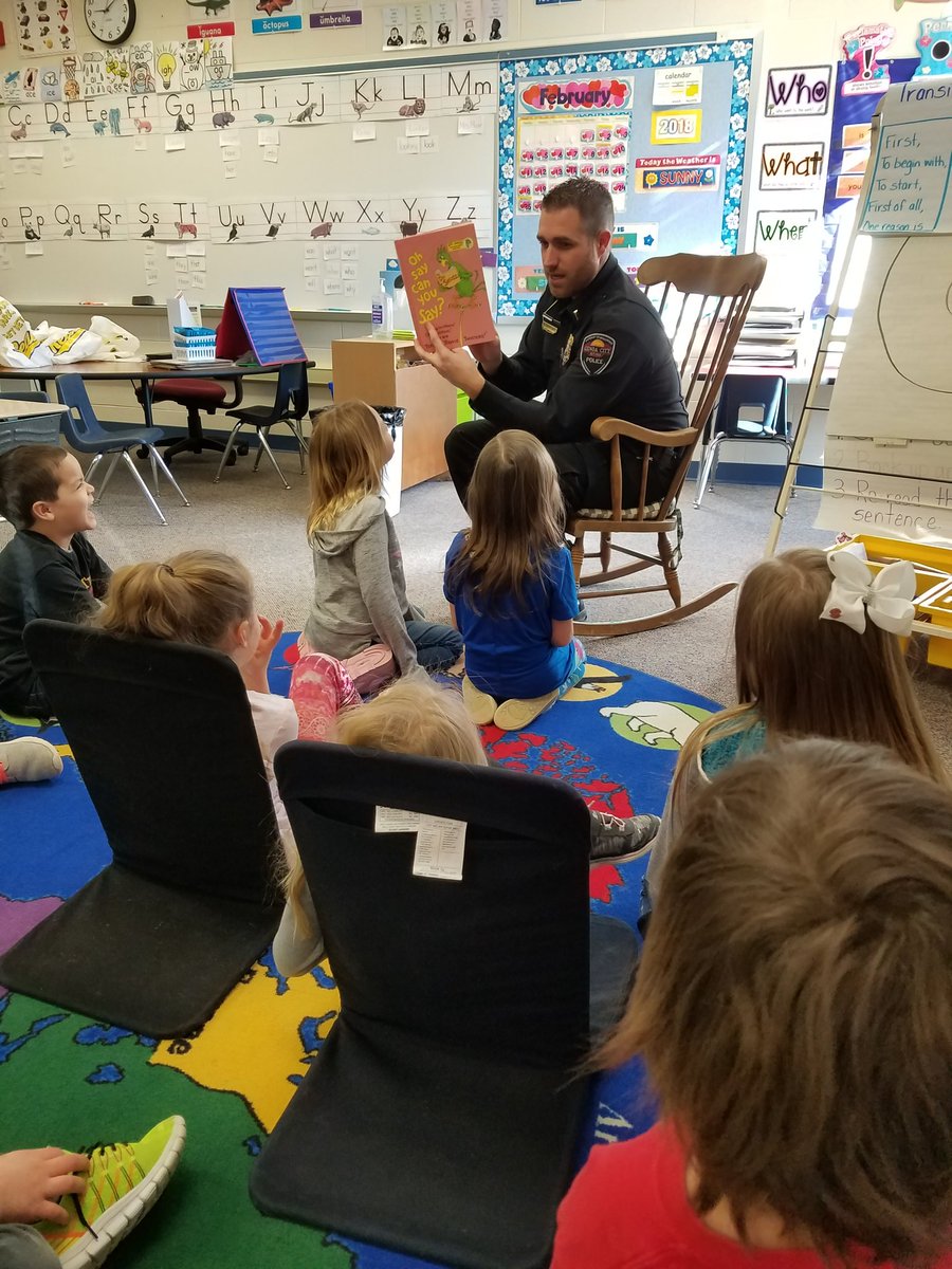 educ8er2's tweet photo. Thank you to Officer Bappert who volunteered to come read Dr. Seuss to the first graders. #gostarcenter @StarCenterElem https://t.co/xAivxpKu4x