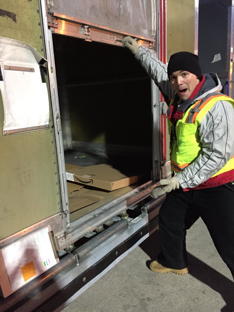 upsgatewayslc's tweet image. Chris checking to validate his container was empty. This one was not!! Great catch Chris!! #CaughtSafeley @luke_brwnldr @CharlieBeswick @DesertMTUPSers