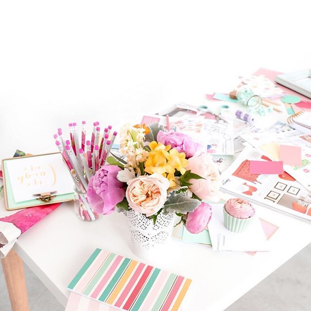 emiliadoesstuff's tweet photo. Currently working on a few projects that need to get finished... my desk is a mess as I do new branding boards, and logo designs. Florals are always helping to brighten things up. Who else is a fan of keeping flowers in the house if you work from home!? https://t.co/Li0AF6S4Ox https://t.co/A0t4IGj325