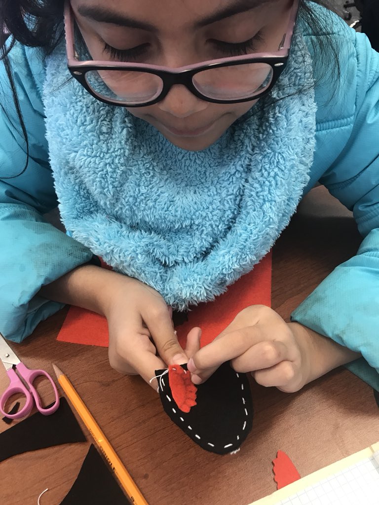 jdvscience2's tweet image. #jdvscience2 teaching 4th grade students how to stitch in the Wilson Elementary Community Science Workshop.