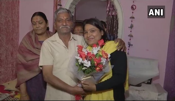 Story Of Dehradun Auto Driver Daughter Poonam Todi. देहरादून की पूनम..पिता ऑटो चलाते हैं लेकिन कभी हारी नहीं, PCS-J की टॉपर बनी. Poonam Todi. Dehradun Auto Driver- राज्य समीक्षा